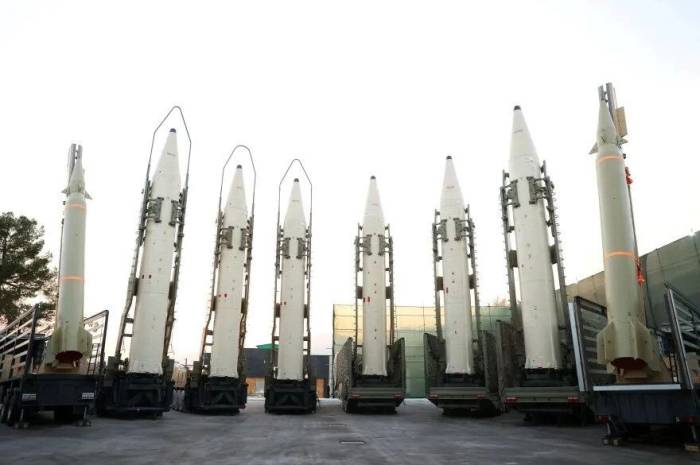 Hai tên lửa Haj Qasem ở ngoài cùng bên trái và bên phải trong lễ bàn giao cho IRGC hồi năm 2023. Ảnh: Văn phòng Tổng thống Iran