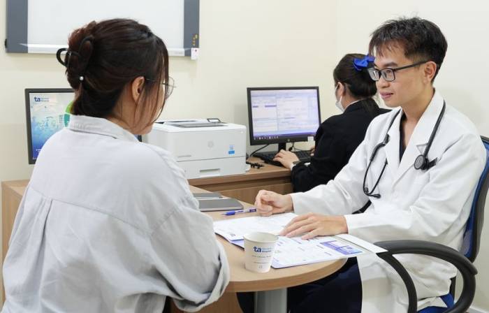 [Bác sĩ Thành khám và tư vấn cho người bệnh trào ngược dạ dày thực quản. Ảnh: Bệnh viện Đa khoa Tâm Anh