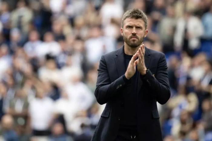 HLV Michael Carrick vỗ tay tri ân người hâm mộ sau trận Man Utd hòa Everton 2-2 ở vòng ba Ngoại hạng Anh trên sân Hill Dickinson, Liverpool, Anh, ngày 6/9/2026. Ảnh: Man Utd