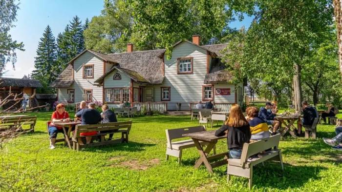 Người dân Estonia mở quán cà phê ngay tại sân nhà vào mỗi dịp hè. Ảnh: BBC