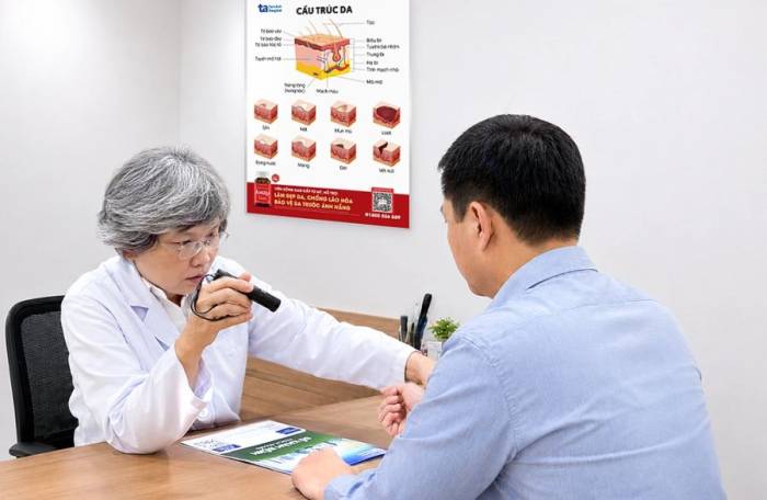 Bác sĩ kiểm tra tình trạng sang thương cho người bệnh. Ảnh: Bệnh viện Đa khoa Tâm Anh