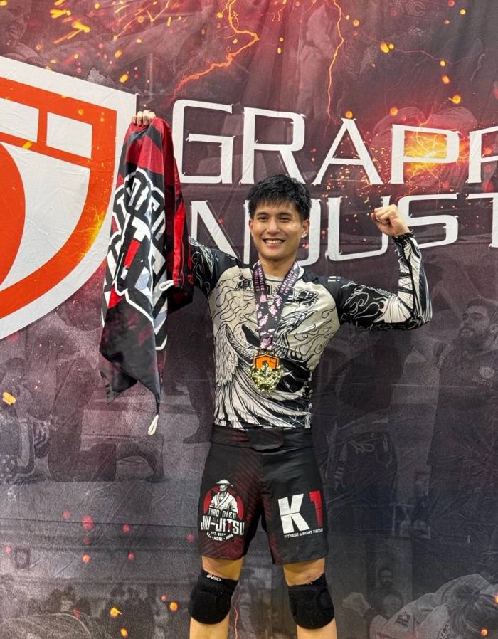Lâm Bảo Châu nhận huy chương vàng tại giải Grappling Industries (Bangkok, Thái Lan) ngày 27/3. Ảnh: NVCC