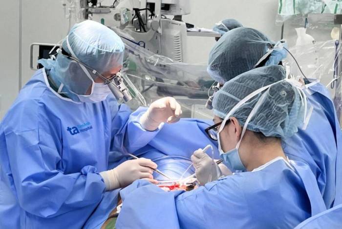 Bác sĩ Khang (ngoài cùng bên trái) và êkíp phẫu thuật sửa van hai lá cho bệnh nhân. Ảnh: Bệnh viện Đa khoa Tâm Anh