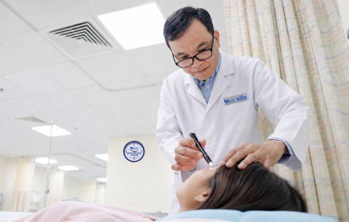 Bác sĩ Mười Một kiểm tra đồng tử và chuyển động của hai mắt để đánh giá nhanh chức năng thần kinh. Ảnh: Bệnh viện Đa khoa Tâm Anh
