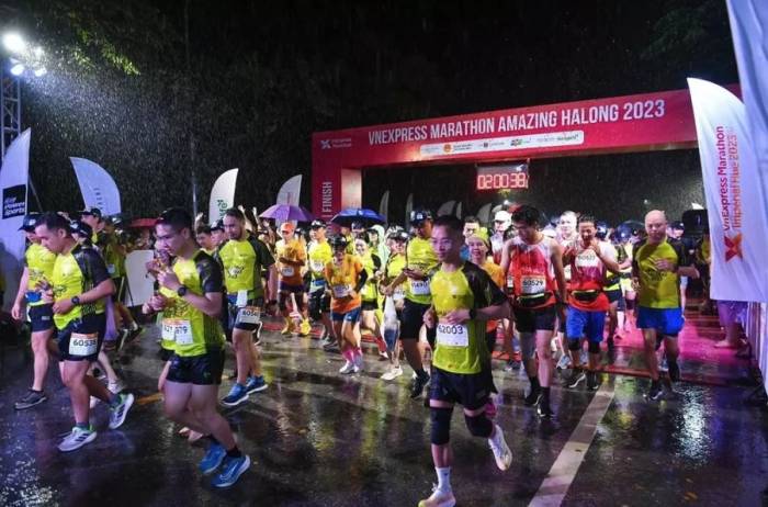 Runner VM Hạ Long 2023 xuất phát dưới mưa. Ảnh: VnExpress Marathon