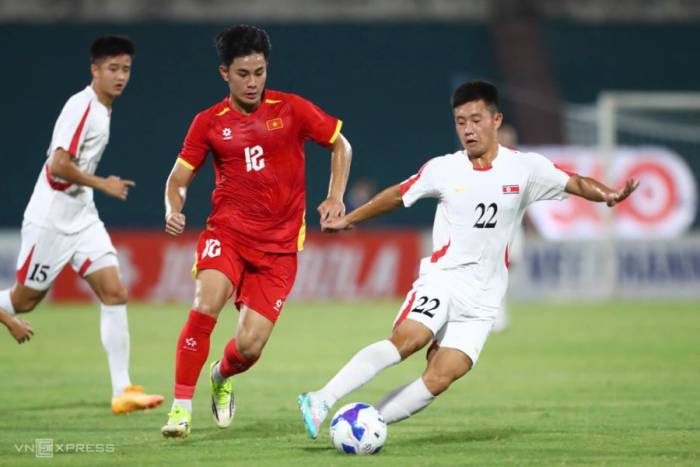 Việt Nam (áo đỏ) thua Triều Tiên (áo trắng) 0-3 ở lượt ra quân bảng C vòng loại U20 châu Á 2027, trên sân Việt Trì, Phú Thọ ngày 31/8/2026. Ảnh: Đoàn Huynh