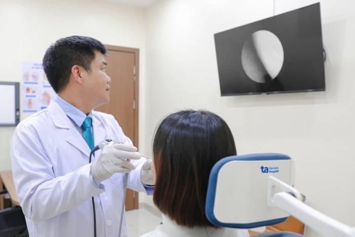 Bác sĩ Tú đang nội soi mũi cho một người bệnh. Ảnh: Phòng khám Đa khoa Tâm Anh Quận 7