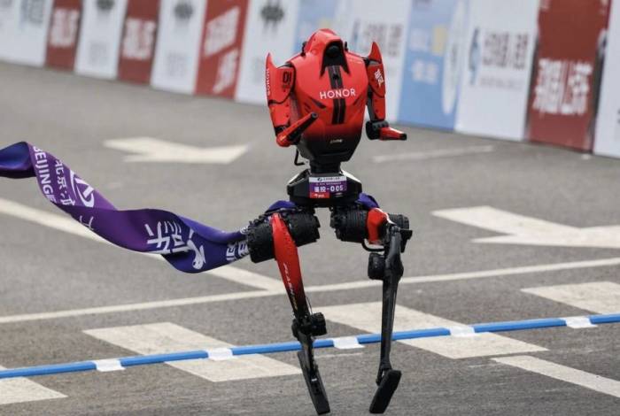 Lightning robot về đích thứ hai tại vòng loại 100 m Thế vận hội robot hình người thế giới, với thành tích 9,47 giây. Ảnh:Reuters