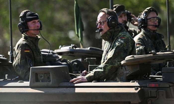 Thủ tướng Đức Friedrich Merz (giữa) ngồi trên xe bọc thép GTK Boxer tại căn cứ quân sự Munster, miền bắc Đức, trong chuyến thăm lực lượng lục quân ngày 30/4. Ảnh: AFP