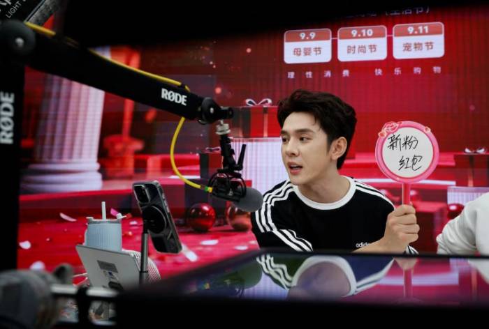 Lý Giai Kỳ trong một phiên livestream ở Thượng Hải tháng 9/2026. Ảnh: Reuters