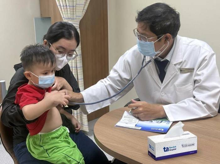 Bác sĩ Dũng khám cho trẻ bị tiêu chảy tại Bệnh viện Đa khoa Tâm Anh Quận 8. Ảnh: Phương Đặng