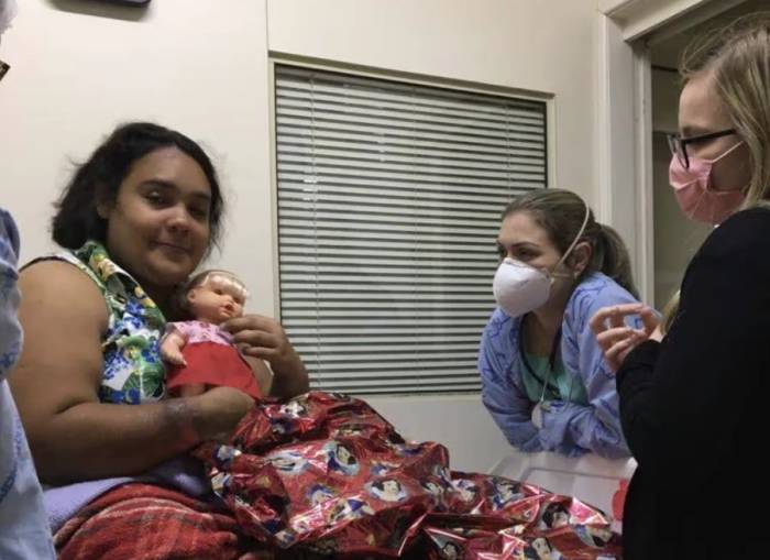 Amanda Maria Souza de Oliveira, 38 tuổi, tại một bệnh viện ở Curitiba, Brazil. Ảnh: Washington Post