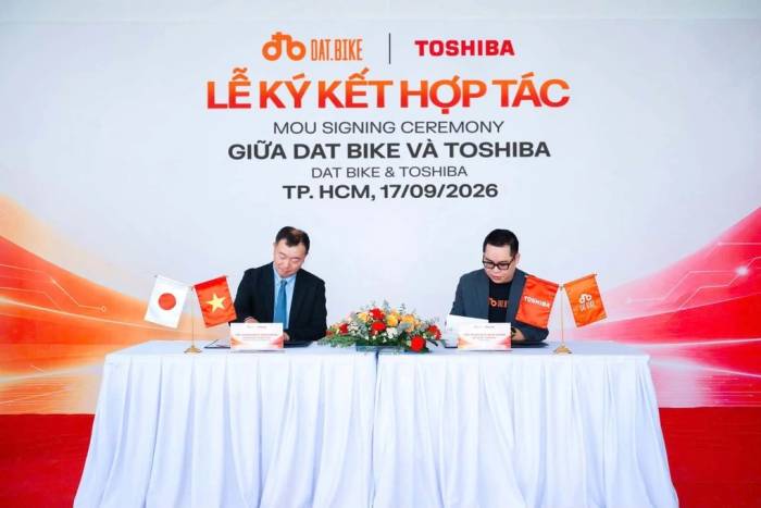 Ông Phạm Đức Nam Trung, Phó tổng giám đốc xe máy điện Dat Bike (bên phải) và ông Hashimoto Kazutoshi, Giám đốc điều hành Toshiba Electronics Asia tại lễ kí kết hợp tác. Ảnh: Dat Bike