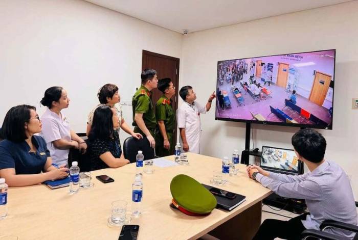 Công an làm việc với Bệnh viện Hữu nghị Lạc Việt kiểm tra camera sự việc. Ảnh: Công an cung cấp