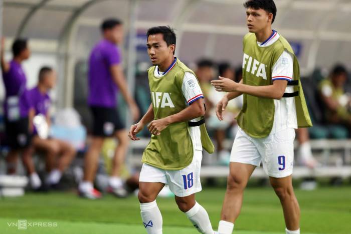 Tiền vệ Thái Lan Chanathip Songkrasin (18) dự bị trong trận đấu Pakistan ở lượt ra quân bảng B hạng Nhất FIFA ASEAN Cup 2026, trên sân Si Jalak Harupat, Bandung, Indonesia ngày 26/9/2026. Ảnh: Đức Đồng