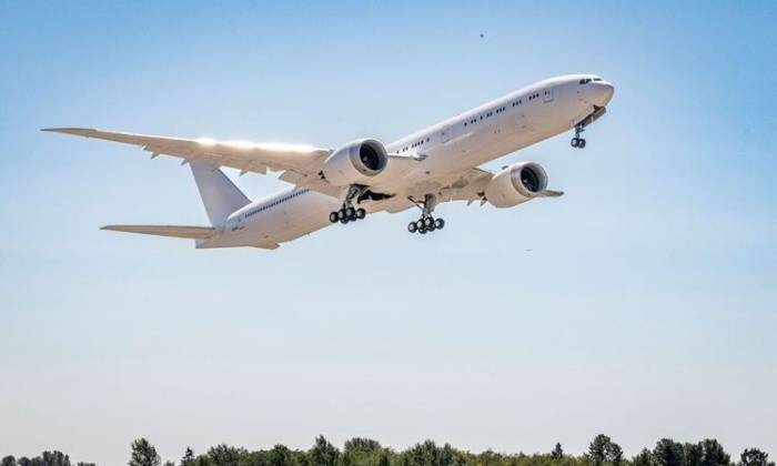 Máy bay Boeing 777-9 cất cánh trong chuyến bay đầu tiên. Ảnh: Boeing