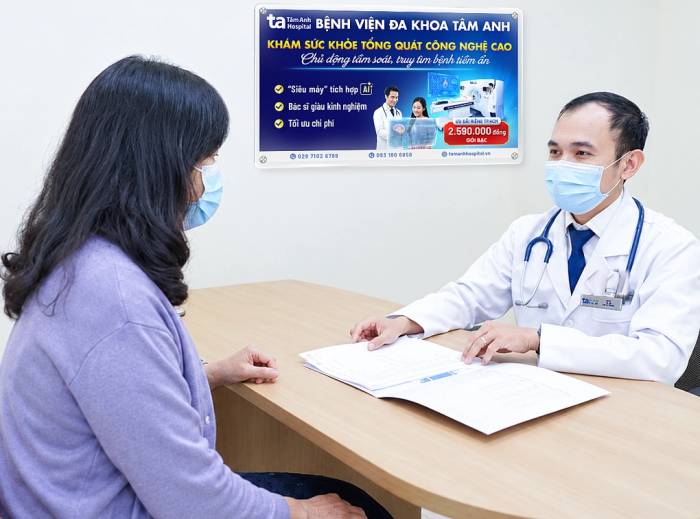 Bác sĩ Thuận dặn dò người bệnh khi tái khám. Ảnh: Bệnh viện Đa khoa Tâm Anh