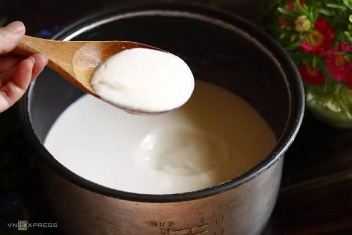Sữa chua có các lợi khuẩn giúp đường ruột khỏe mạnh, thúc đẩy cho cơ thể hấp thu dưỡng chất hiệu quả. Ảnh: Bùi Thủy