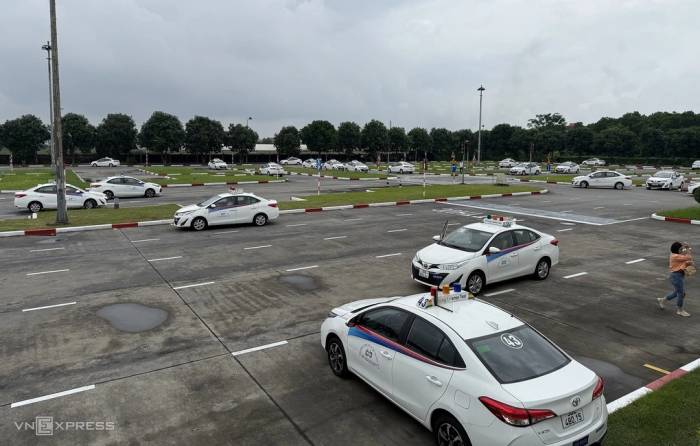 Sát hạch lái xe tại sân Ngọc Hà, Hà Nội. Ảnh: Viết Tuân