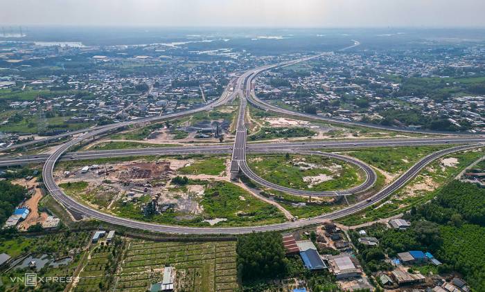 Nhánh cầu N12 (phía trước) thuộc khu vực nút giao Tân Hiệp, chiều 29/9. Ảnh: Quỳnh Trần