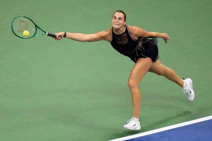 Sabalenka trả bóng trong trận thắng Jessica Pegula ở bán kết đơn nữ Mỹ Mở rộng, tại sân Arthur Ashe, Trung tâm Quần vợt Quốc gia Billie Jean King, Flushing Meadows, New York, Mỹ ngày 10/9/2026. Ảnh: AP