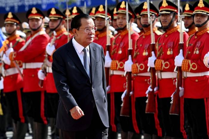 Ông Hun Sen đi qua đội danh dự trong lễ khánh thành tòa nhà Thượng viện ở thủ đô Phnom Penh ngày 21/8/2026. Ảnh: AFP