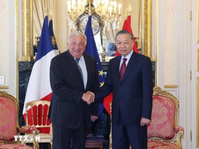 Tổng Bí thư, Chủ tịch nước Tô Lâm bắt tay Chủ tịch Thượng viện Pháp Gérard Larcher. Ảnh: TTXVN