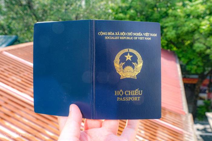 Hộ chiếu Việt Nam mẫu mới. Ảnh: Như Ngọc