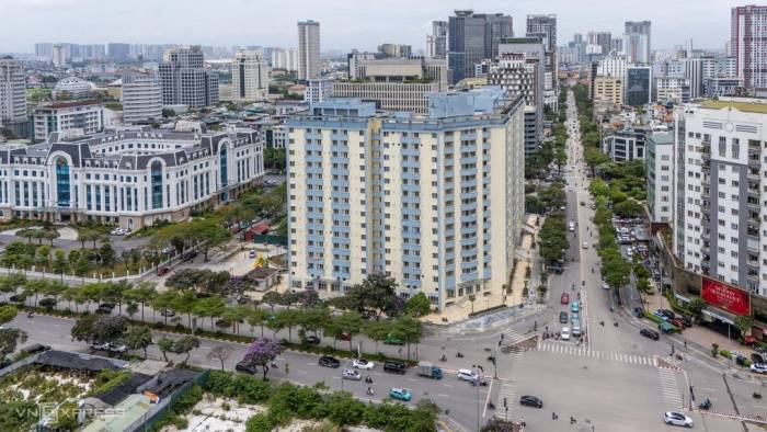 Nhà ở xã hội, tái định cư trên phố Duy Tân. Ảnh: Giang Huy