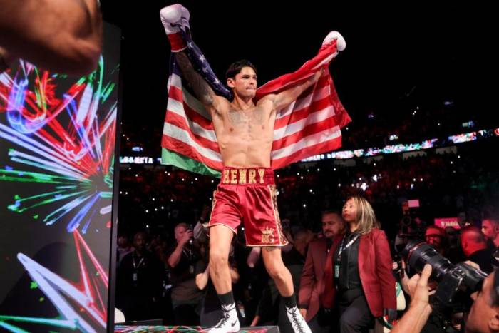 Ryan Garcia bước lên võ đài trước trận. Ảnh: AP
