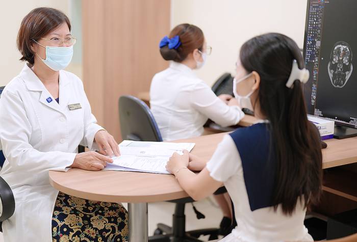 Bác sĩ tư vấn cho người bệnh đau đầu. Ảnh minh họa: Phòng khám Đa khoa Tâm Anh Cầu Giấy