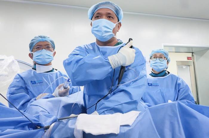 ThS.BS Nguyễn Trường Hoan (giữa) và êkíp can thiệp nội soi tán sỏi niệu quản cho bé Lợi. Ảnh: Bệnh viện Đa khoa Tâm Anh