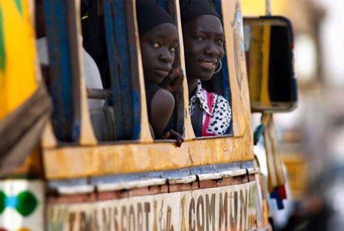 Các cô gái di chuyển trên xe bus tại Senegal tháng 7/2008. Ảnh: Reuters