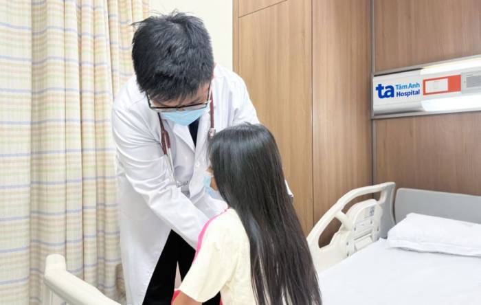 Bác sĩ Hiếu khám cho Quỳnh trước khi xuất viện. Ảnh: Bệnh viện Đa khoa Tâm Anh