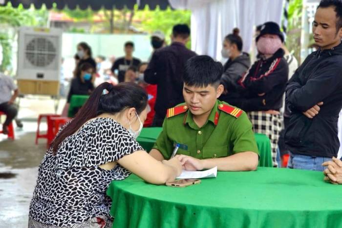 Công an lấy lời khai hàng xóm phục vụ điều tra. Ảnh: Phạm Hải