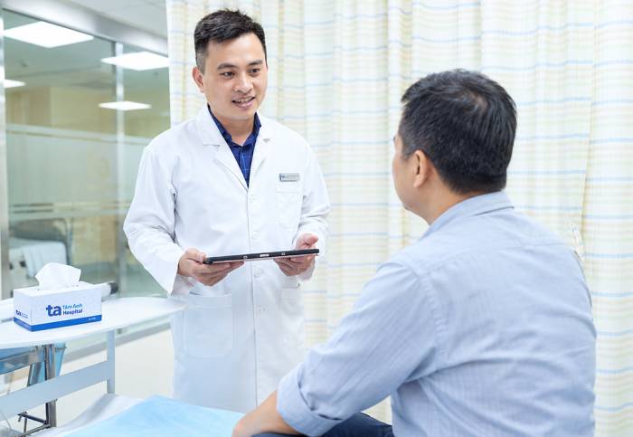 Bác sĩ Quang dặn dò người bệnh bỏ thuốc lá để cải thiện tình trạng bệnh. Ảnh: Bệnh viện Đa khoa Tâm Anh