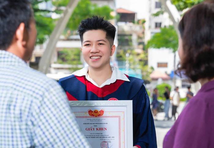 Lê Danh Vinh chia vui cùng bố mẹ trong ngày tốt nghiệp. Ảnh: Nhân vật cung cấp