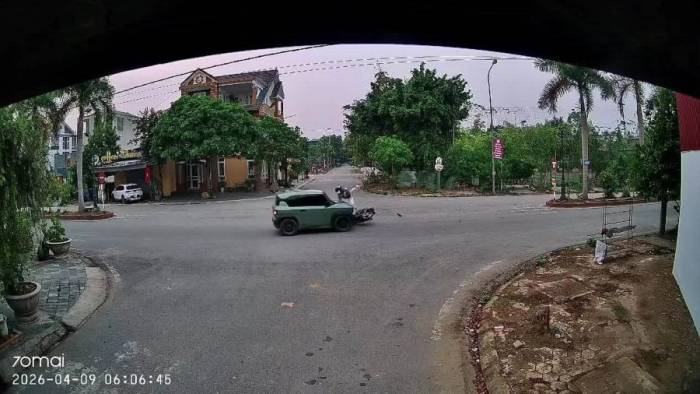 VF 3 đâm bay xe máy ở ngã tư