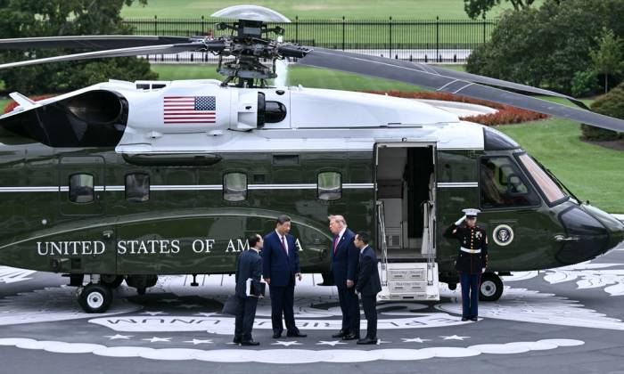 Ông Trump và ông Tập đứng cạnh trực thăng Thủy quân Một hôm 24/9. Ảnh: AFP