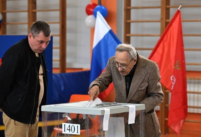 Người dân đi bầu tại một điểm bỏ phiếu ở Saint Petersburg ngày 18/9. Ảnh: AFP