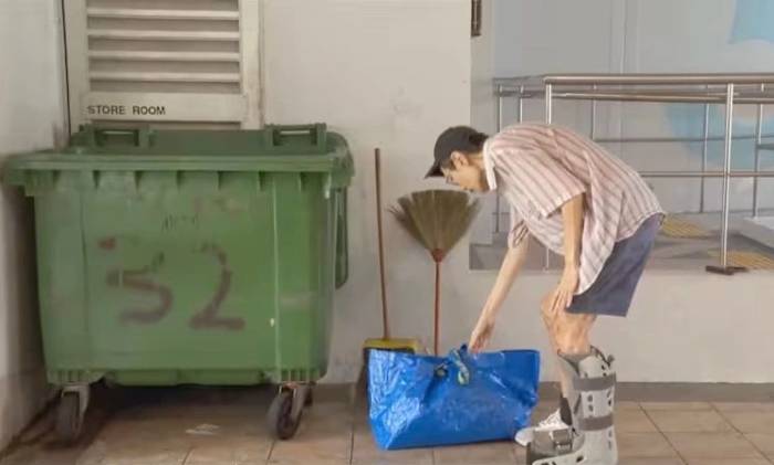 Ngoài cho thuê nhà, ông Lau đi nhặt rác để kiếm thêm thu nhập hàng tháng. Ảnh: CNA