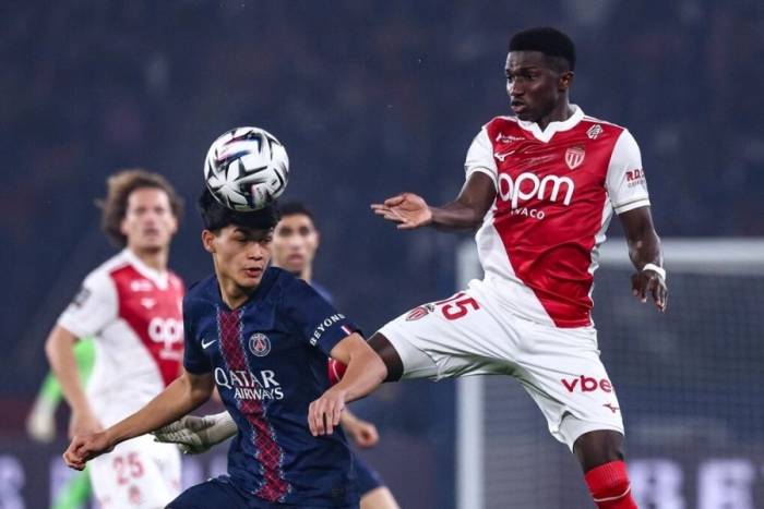 Lamine Camara (phải) tranh bóng với Dro Fernandez trong trận Monaco gặp PSG tại Ligue 1 trên sân Parc des Princes, Paris, Pháp ngày 6/3/2026. Ảnh: AFP