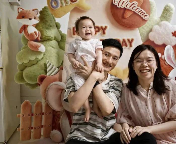 Zeng Xinxun và vợ trong sinh nhật một tuổi của con gái. Ảnh: Sixth Tone