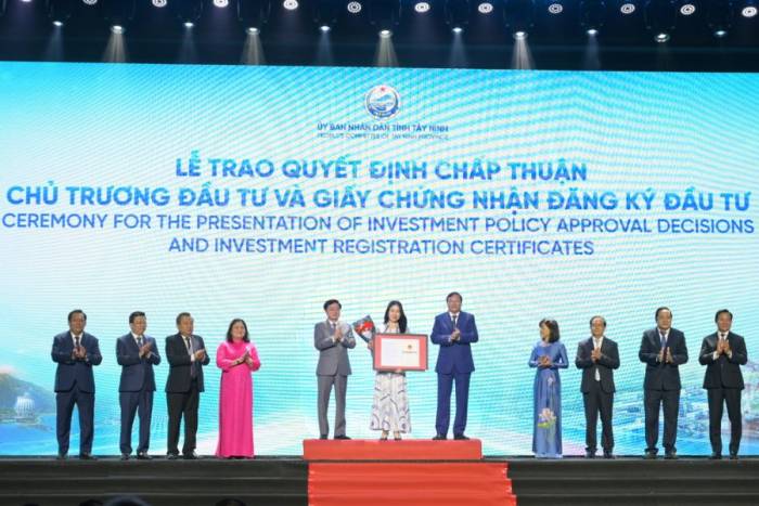 Đại diện IMG Long An nhận Quyết định chấp thuận chủ trương đầu tư dự án khu công nghiệp Tân Lân 3. Ảnh: IMG Long An