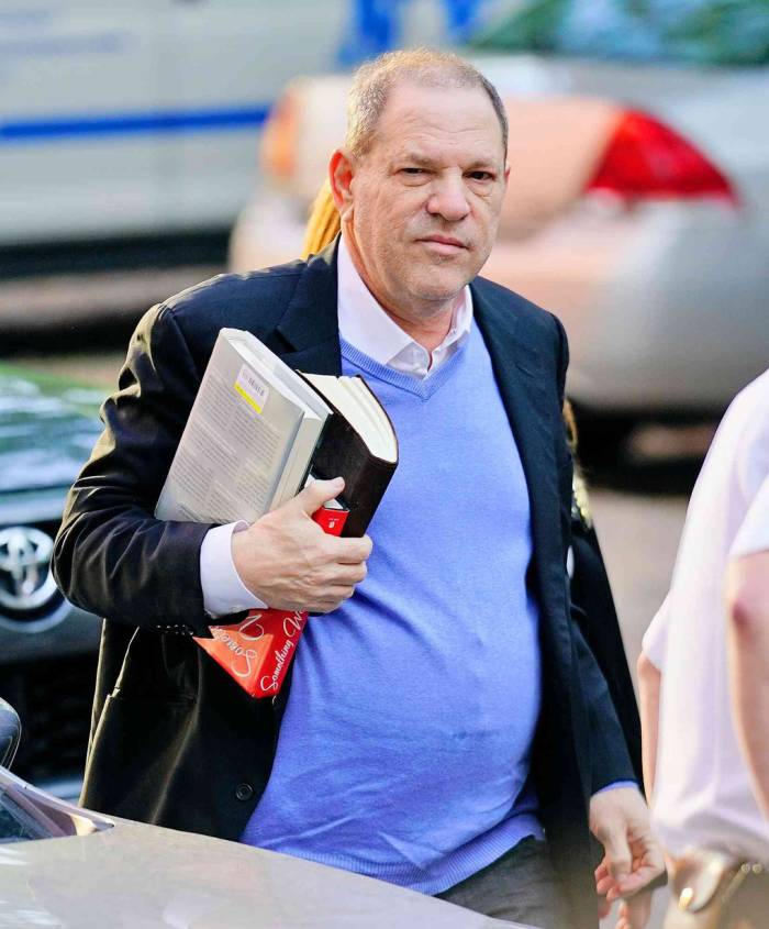 Harvey Weinstein mặc đồ giản dị, ôm sách đi trình diện cảnh sát. Ảnh: Splash News