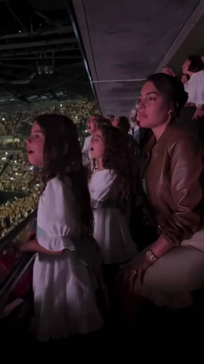 Vợ Ronaldo đưa các con đi xem concert Celine Dion