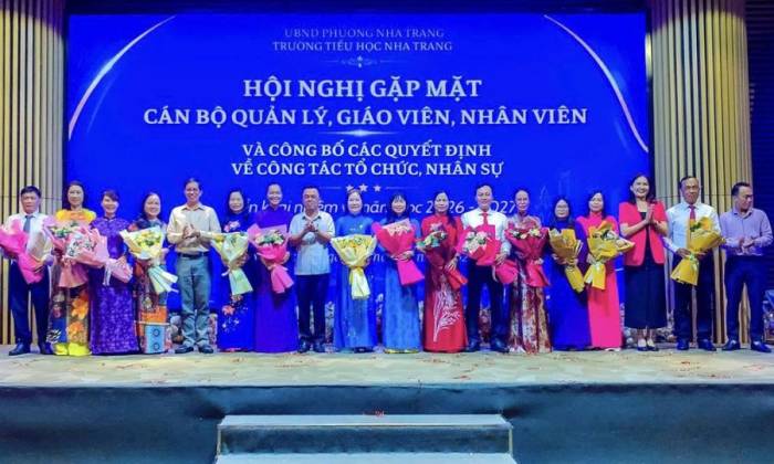 Ban Giám hiệu trường Tiểu học Nha Trang nhận quyết định bổ nhiệm, ngày 3/9. Ảnh: UBND phường Nha Trang