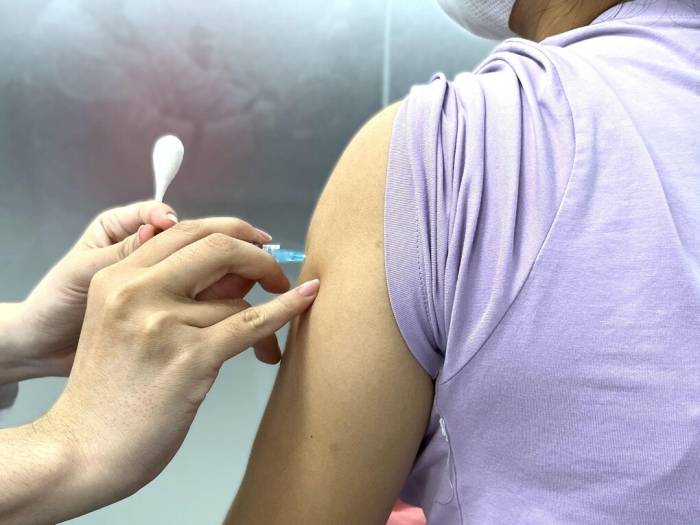 Khách nữ 43 tuổi tiêm vaccine HPV Gardasil 9 tại VNVC Thủ Đức phòng bệnh. Ảnh: Diệu Thuần
