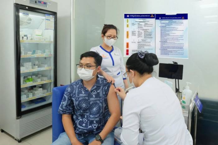 Nam thanh niên chủ động tiêm vaccine phòng 9 type HPV tại Hệ thống Tiêm chủng VNVC. Ảnh: Hoàng Dương