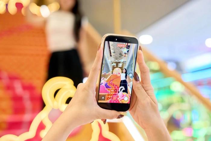 Khách hàng check-in tại cụm trang trí Thu về trọn vị. Ảnh: Thiso Mall